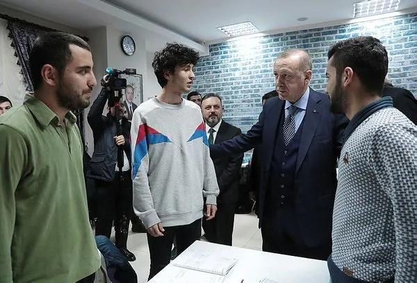 Başkan Erdoğan millet kıraathanesinde gençlerle bir araya geldi