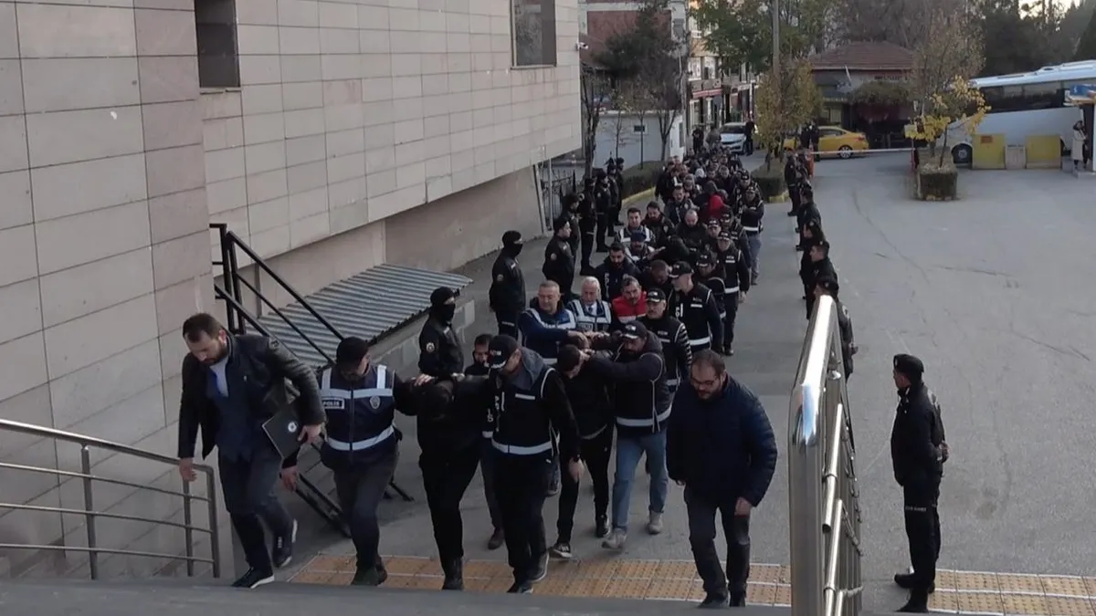 Eskişehir’e ‘KOM’ Kapanı: Silahlı örgüt lideri ve 31 şüpheli çökertildi Eskişehir’e ‘KOM’ Kapanı: Silahlı örgüt lideri ve 31 şüpheli çökertildi