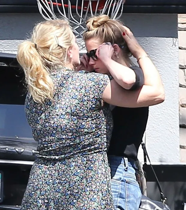 Amber Heard arkadaşına sarılıp sokağın ortasında ağladı