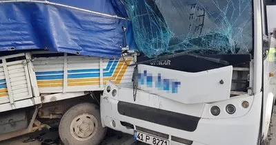 Servis midibüsü kamyonete çarptı: 4 yaralı #istanbul Servis midibüsü kamyonete çarptı: 4 yaralı #istanbul