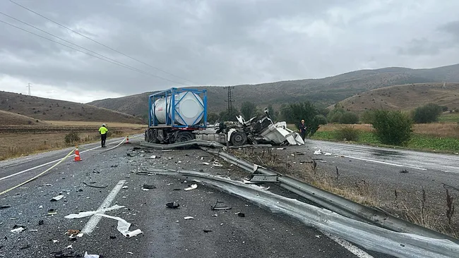 sivasta-feci-kaza-yolcu-otobusu-ile-tir-carpisti-3u-agir-23-yarali-1759239096779.jpeg Sivas'ta feci kaza! Yolcu otobüsü ile TIR çarpıştı! 3'ü ağır 23 yaralı!