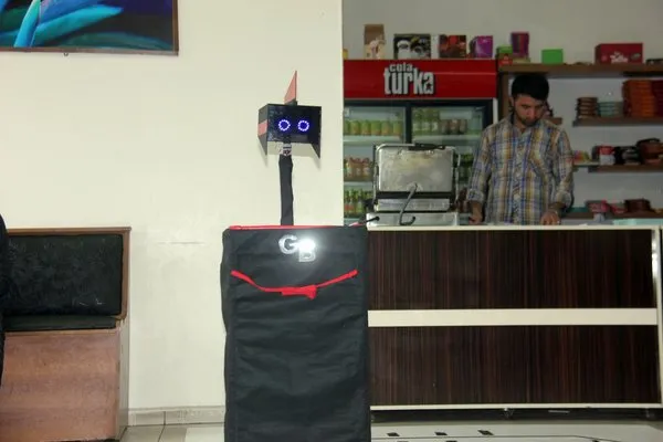 Garsonbot sipariş alıp servis yapıyor!