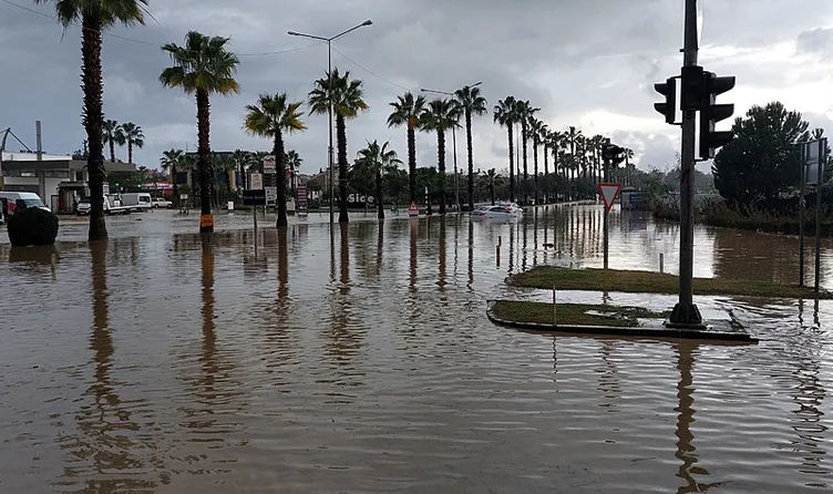 Antalya’da sağanak yağış sele neden oldu! Cadde ve sokaklar göle döndü: Mahsur kalan vatandaşları AFAD kurtardı
