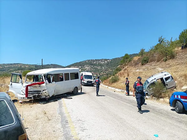 aydinda-feci-kaza-minibus-ile-hafif-ticari-arac-carpisti-3u-agir-14-kisi-yaralandi-1754926048501.jpeg