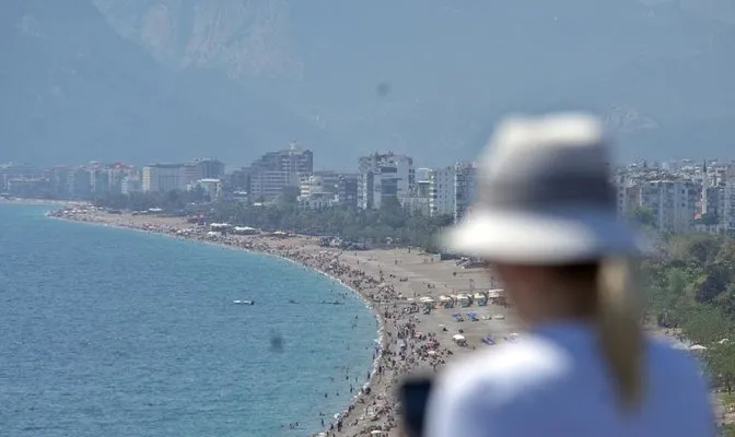 Antalya’da hava sıcakları düşmesine rağmen mevsim normallerinin üzerinde seyrediyor