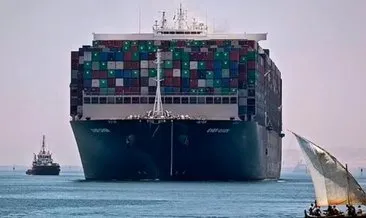 Süveyş Kanalı’nda karaya oturan bir gemi, deniz trafiği aksamadan yeniden yüzdürüldü