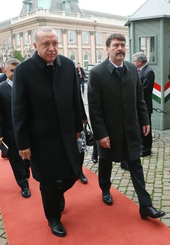 Başkan Erdoğan Macaristan'da! Macaristan Cumhurbaşkanı Janos Ader ile görüştü