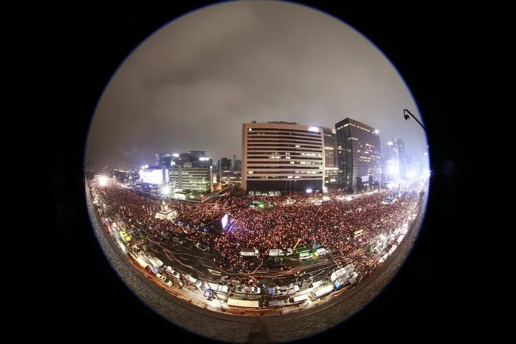 Güney Kore’de milyonlar sokağa çıktı