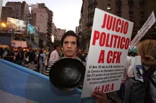 Arjantinliler tencere tavalarla sokaklarda