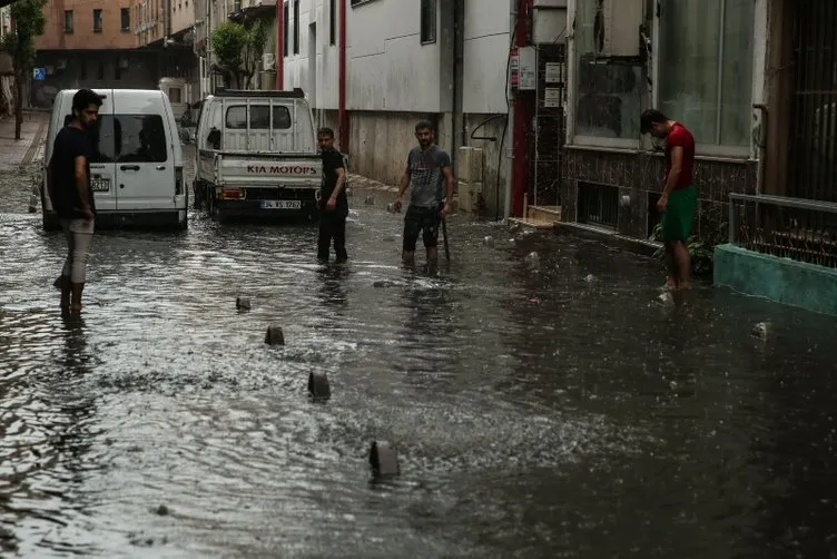 Yağmur yağdı, İstanbul’da cadde ve sokaklar göle döndü