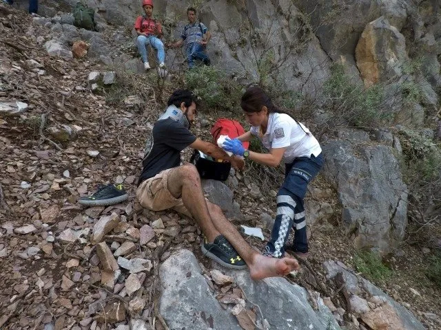 Kayalıklara düşen genç 12 saatte kurtarıldı