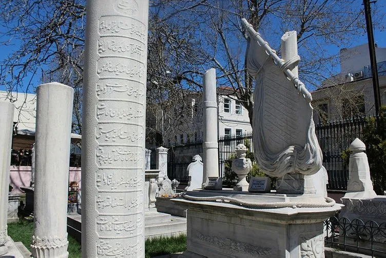 Ölüleriyle yaşayan halkın hafızası: Osmanlı mezar taşları