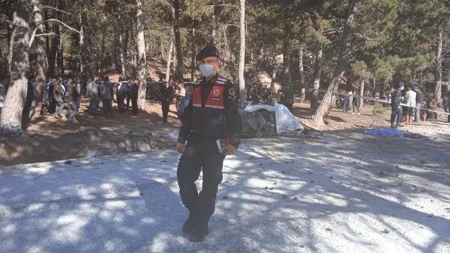 son-dakika-afyonkarahisarka-ogrenci-servisi-kaza-yapti-cok-sayida-olu-ve-yarali-var-1633938268038.jpg