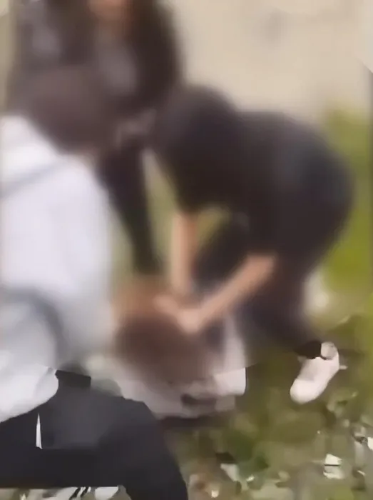 Saçını koparıp kameraya gösterdi! Kız çocuklarının akran zorbalığı kamerada!