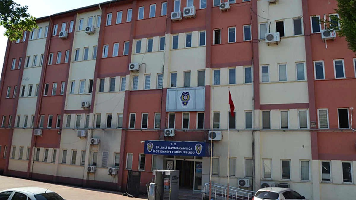 Manisa’da kan donduran olay: Eşini 5 bıçak darbesiyle katletti! Manisa’da kan donduran olay: Eşini 5 bıçak darbesiyle katletti!