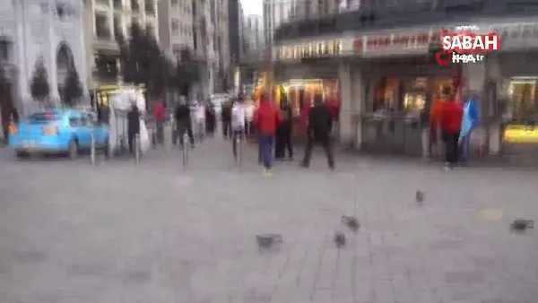 Taksim'de vatandaşla esnaf birbirine girdi...Yumrukların havada uçuştuğu kavga kamerada