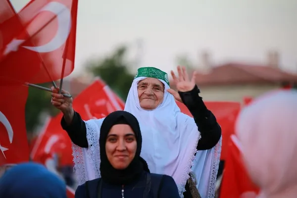 binlerce-kisi-mevlana-meydaninda-bulustu-1721071836417.jpeg
