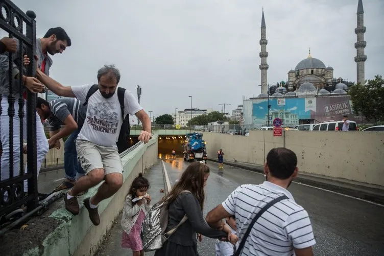 Eminönü'nde selin ardından son durum