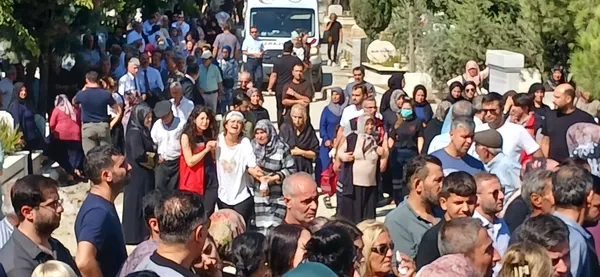elindeki-tek-can-yelegini-minik-kizina-giydirdi-kendisi-dalgalara-kapildi-1788338219102.jpg