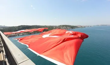 Hain darbe girişiminin 8’inci yılında köprülere dev Türk bayrağı asıldı