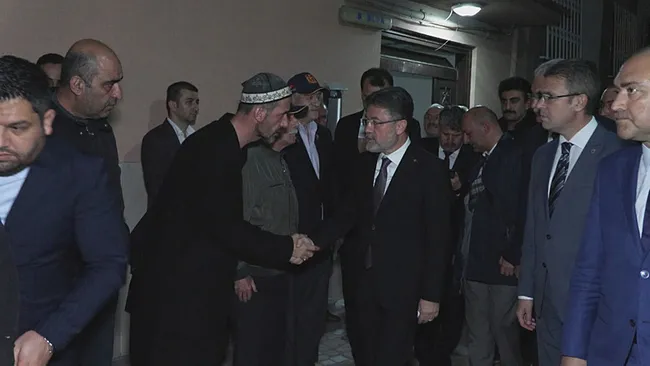 bakan-yumaklidan-sehit-pilot-hasan-baharin-ailesine-taziye-ziyareti-1763136782218.jpeg