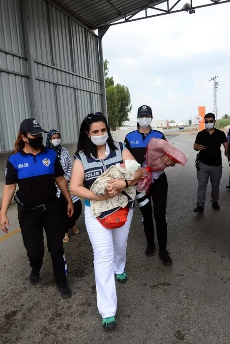 Ebelik yapan kadın polis, başarı belgesi ile ödüllendirildi