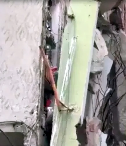 is-makinesi-yikim-sirasinda-yandaki-apartmanin-duvarini-yikti-1774361180297.jpg