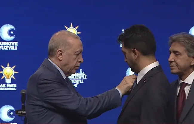 son-dakika-tuzla-cekmekoy-ve-sile-belediyeleri-ak-partiye-katildi-rozetlerini-baskan-erdogan-takti-1785594266712.jpg