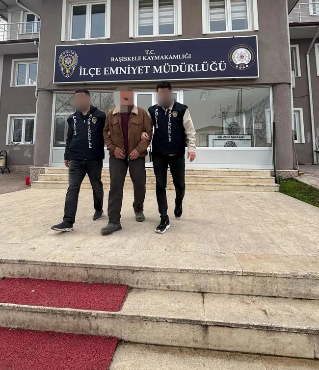 3-ayri-hirsizlik-sucundan-8-yil-hapisle-aranan-sahis-kiskivrak-yakalandi-1742246848462.jpg
