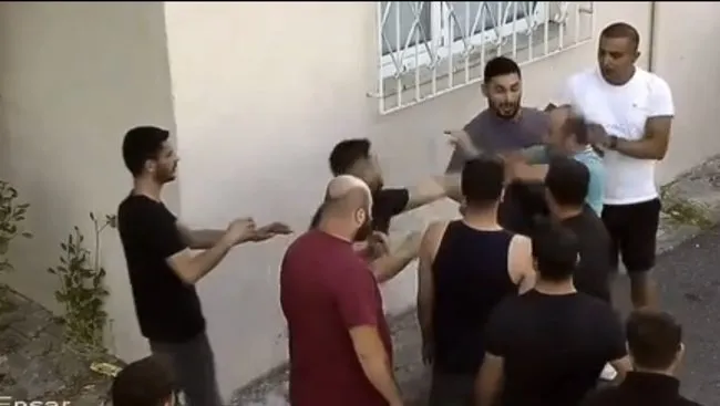 Ümraniye’de trafikte yol verme tartışması şiddete dönüştü 2 Ümraniye’de vicdansızlığın böylesi... Trafikte kavga ettiği kişinin evine gelip annesini darbetti! O anlar kamerada