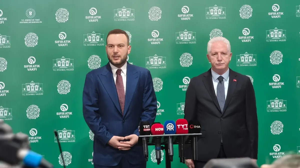 İstanbul Valisi Davut Gül ve Sıfır Atık Vakfı Başkanı Samed Ağırbaş basın toplantısında konuşuyor.