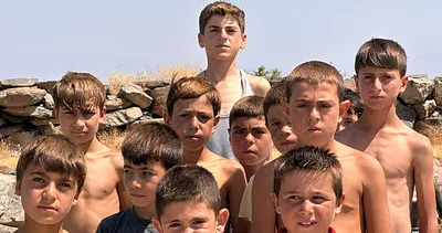 Van Gölü’nün şoke eden çocukları: Yazın sarışın oluyorlar! Sebebi...