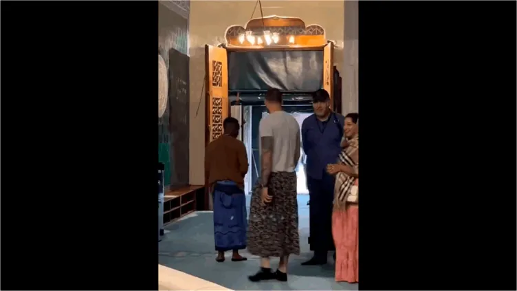 Erkek turistler etek olayını yanlış anladı: Ortaya gülümseten manzaralar çıktı!