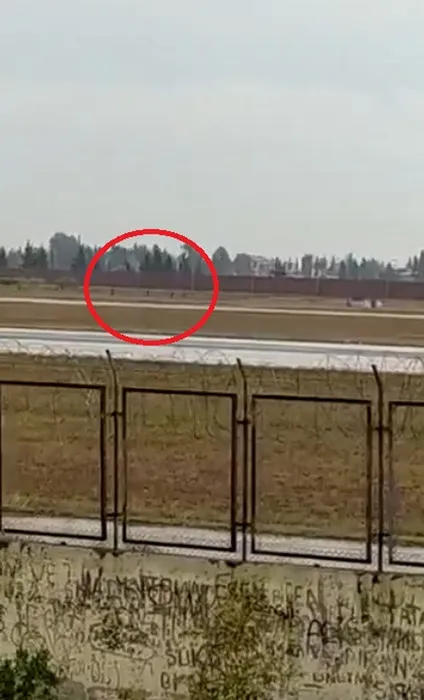 Son dakika: Adana’da akılalmaz olay! Uçağın önüne atladılar