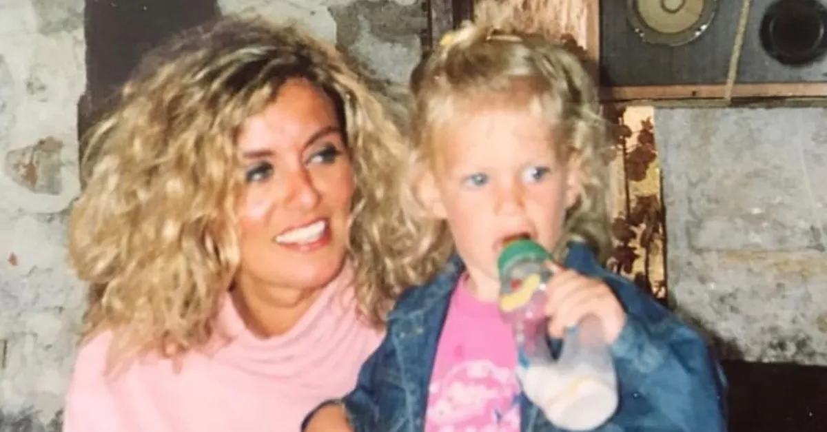 Şimdi çok ünlü bir oyuncu! Altın sarısı saçları ve mavi gözleriyle gülümseyen bu kız çocuğunu tanıdınız mı?