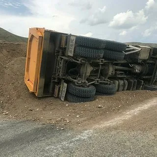 Hafriyat kamyonu devrildi, sürücü yaralandı