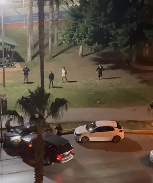 Aracını insanların üzerine sürdü: Silah sesinin de yükseldiği anlar kameralara yansıdı!