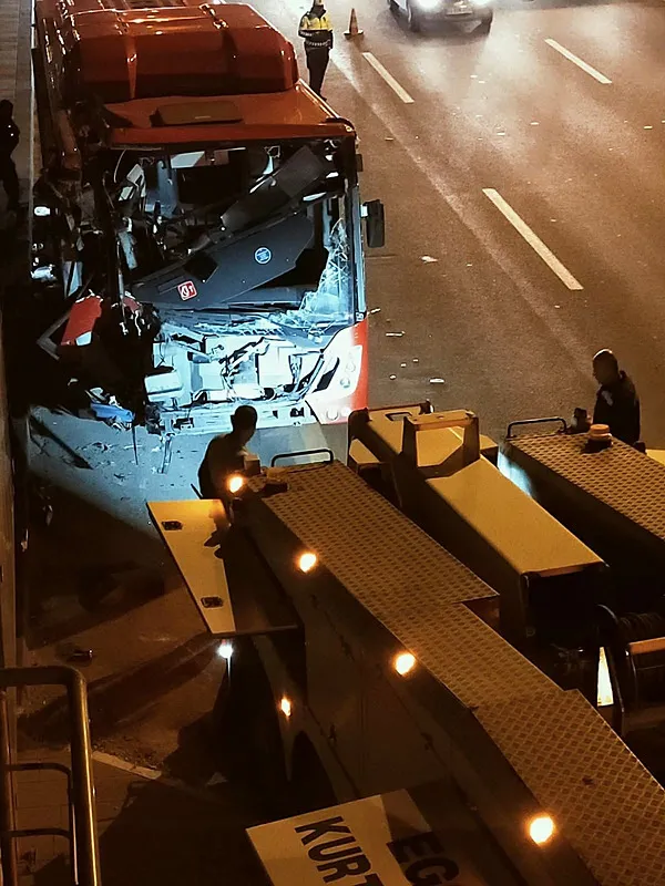 ankarada-otobus-dehseti-yoldan-cikan-arac-ust-gecidin-ayagina-carpti-24-yarali-1792530403103.jpg