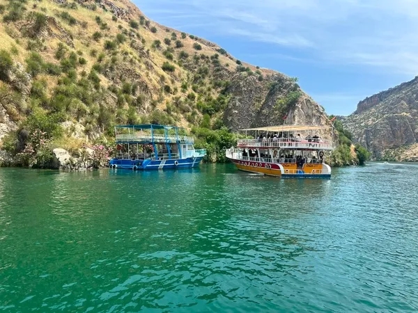 halfetide-arizalanan-tur-teknesindeki-yolcular-jandarma-ekiplerince-tahliye-edildi-1781425485777.jpg