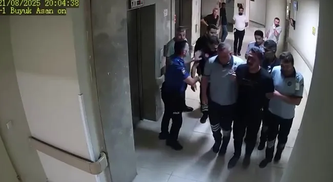son-dakika-sakaryadaki-hastane-dehsetinde-yeni-goruntuler-eski-esini-koridorda-boyle-kovalamis-1766995277805.jpg