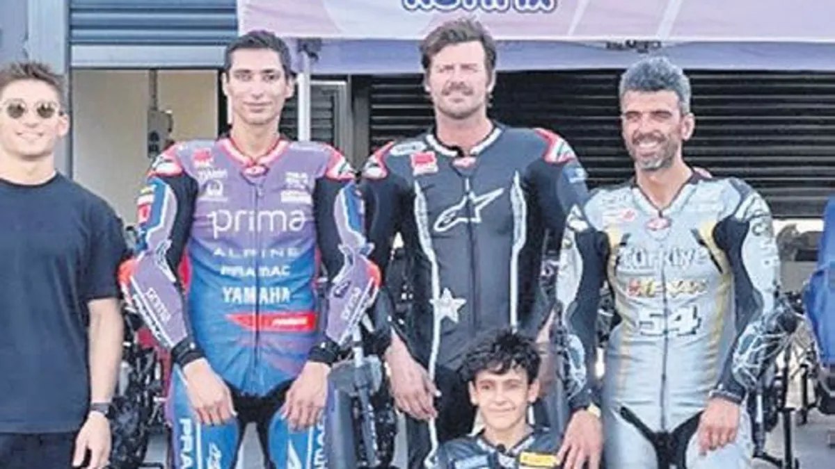 Kıvanç Tatlıtuğ motosiklet kullanırken