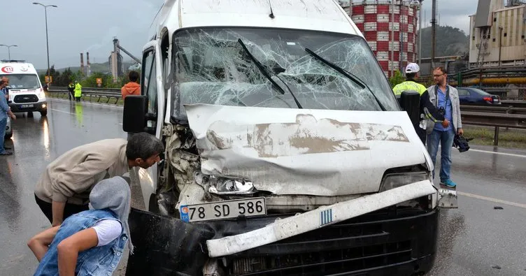 Karabük’te minibüs TIR’a çarptı: 5 yaralı