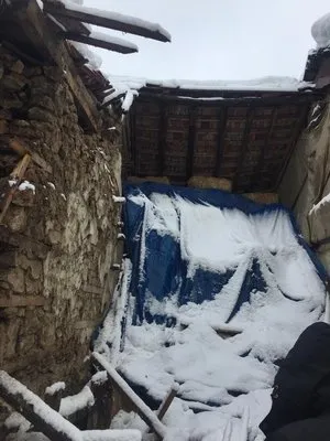 Derebucak’ta besihaneler ile bir evin çatısı çöktü