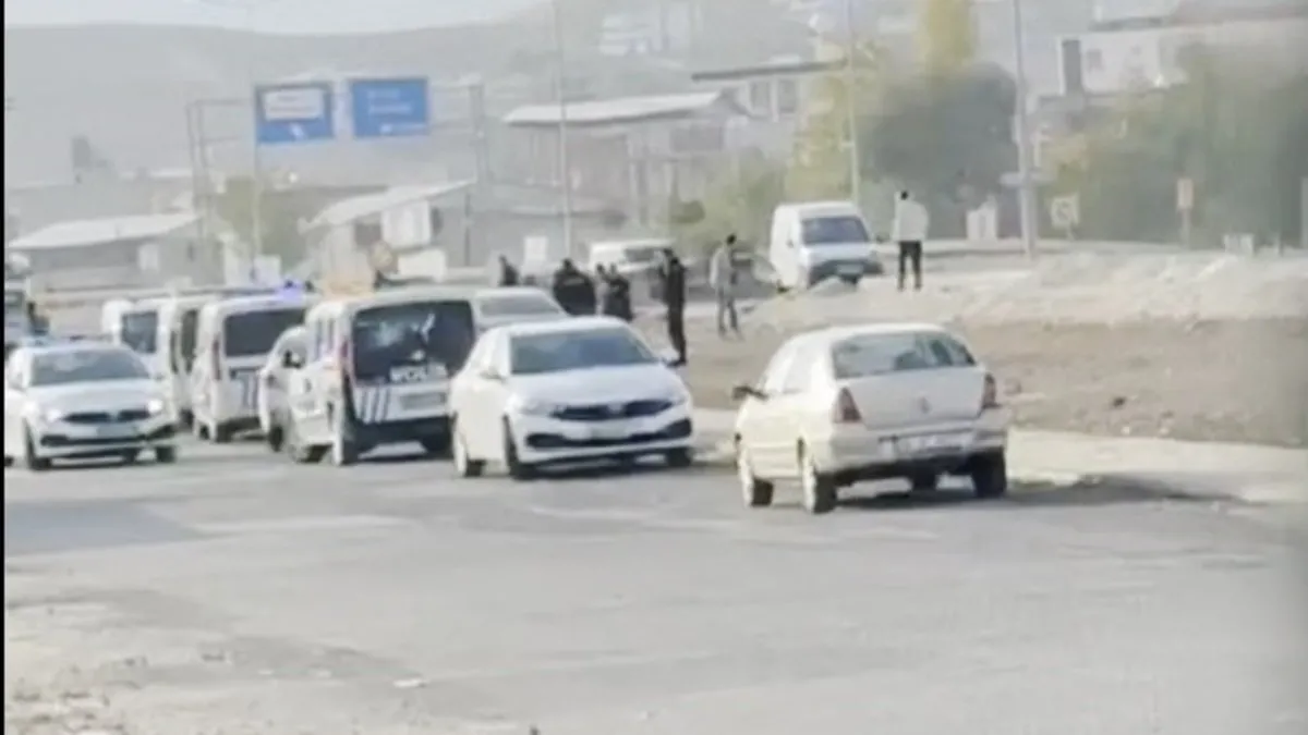 Siirt’te sokak ortasında kavga: Taş, sopa ve silahlar havada uçuştu! 5 yaralı Siirt’te sokak ortasında kavga: Taş, sopa ve silahlar havada uçuştu! 5 yaralı