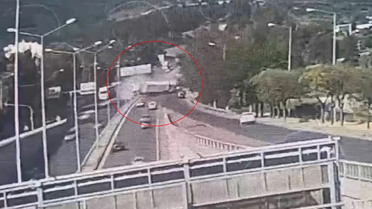 İzmir’deki TIR faciasının görüntüleri ortaya çıktı: 1 polisimiz şehit, 2 kişi yaralanmıştı… İzmir’deki TIR faciasının görüntüleri ortaya çıktı: 1 polisimiz şehit, 2 kişi yaralanmıştı…