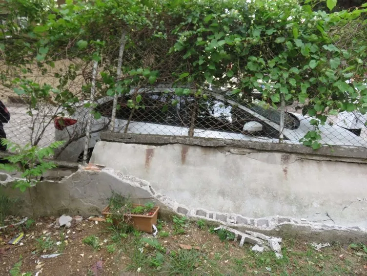 Maltepe’de bahçe duvarı devrildi; 4 araç hasar gördü