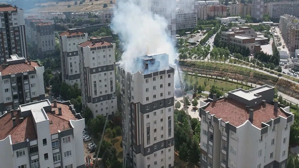 Küçükçekmece'de bir binanın çatısında çıkan yangına itfaiye ekiplerinin müdahale ettiği an.