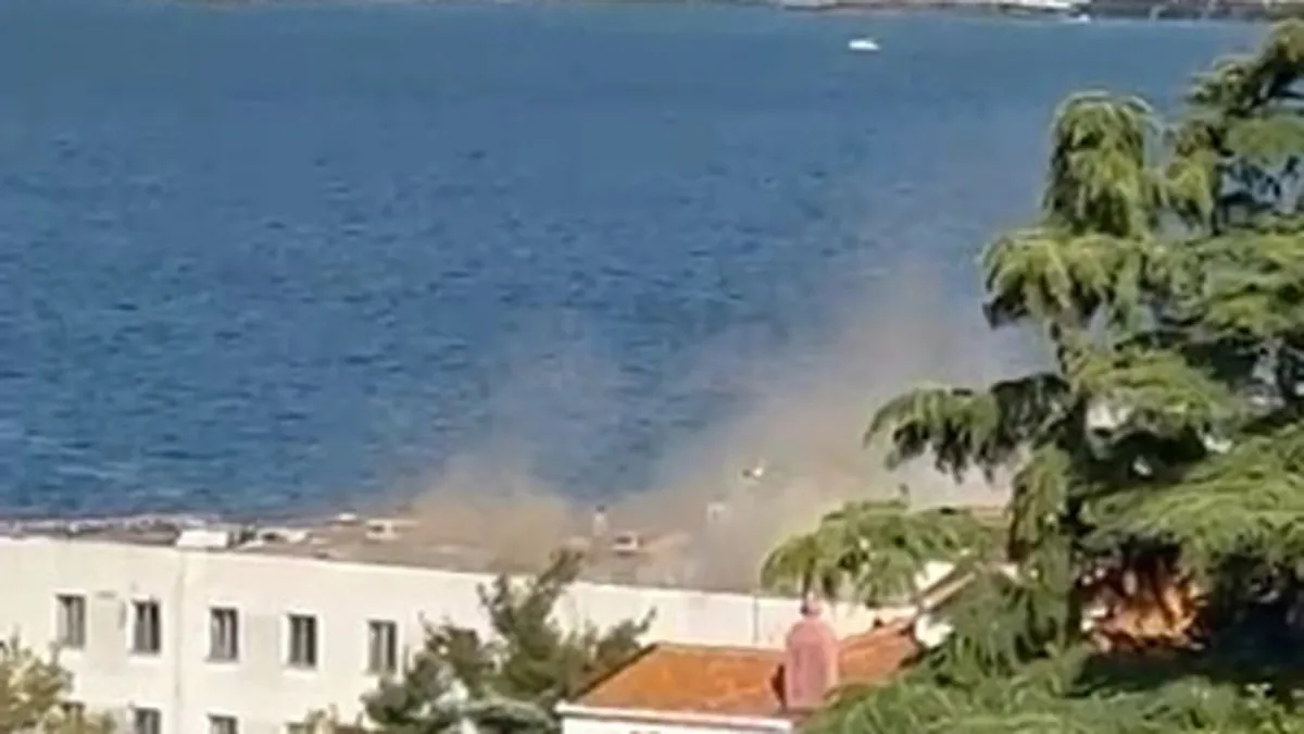 Heybeliada Deniz Harp Okulu’nun çatısında yangın! Heybeliada Deniz Harp Okulu’nun çatısında yangın!