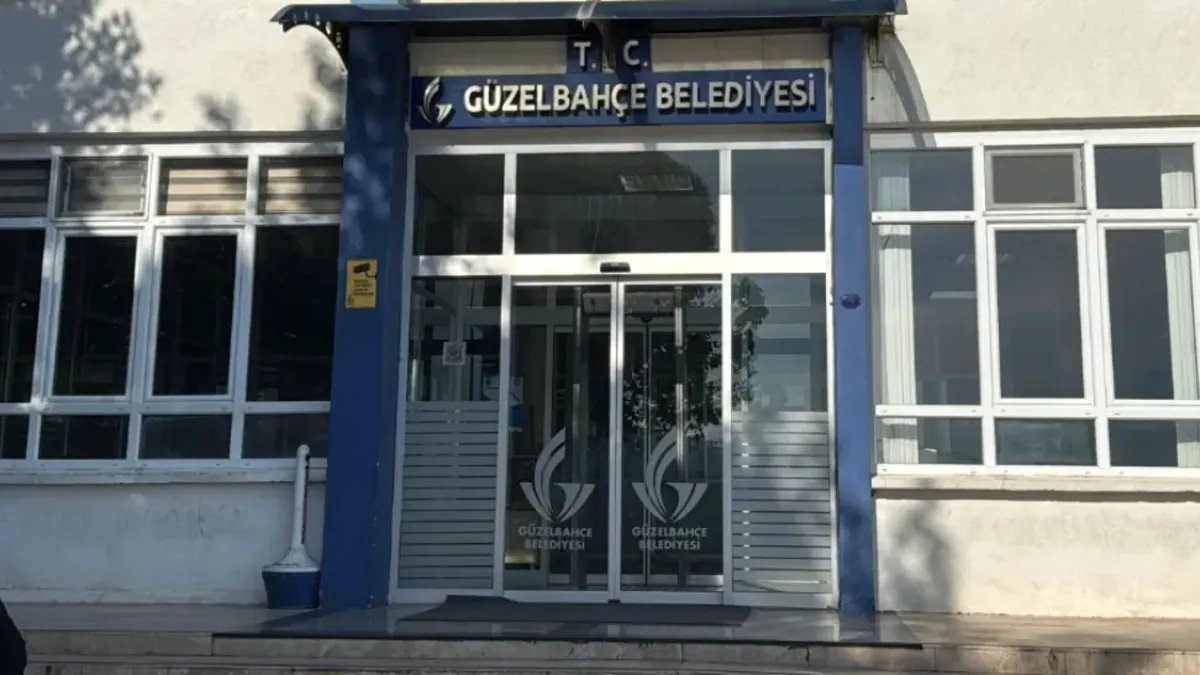 Güzelbahçe Belediyesi binası önünde hareketli anlar