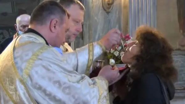 Bulgar kilisesinde şoke eden corona virüsü skandalı görüntüleri!  | Video